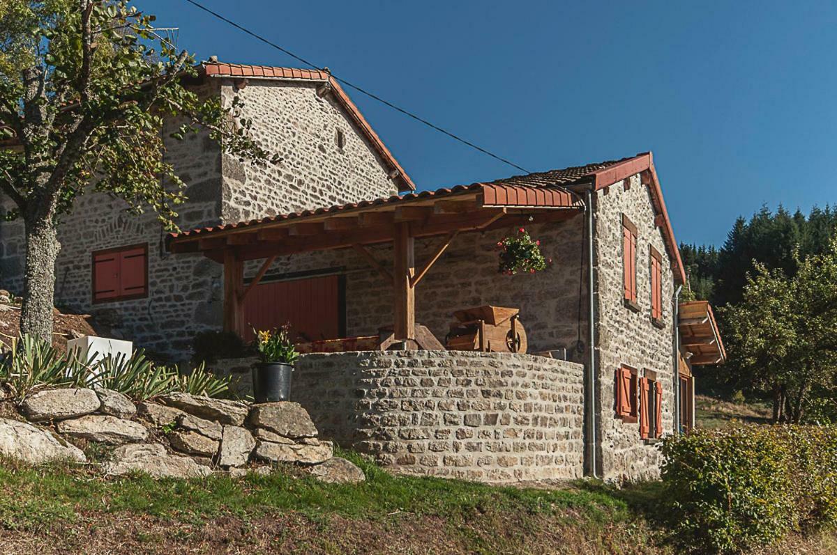 Gite " Oree Des Bois" Vertolaye Bagian luar foto