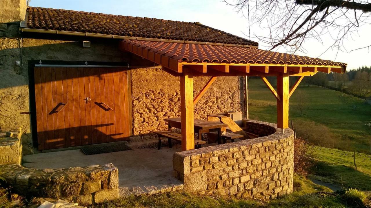 Gite " Oree Des Bois" Vertolaye Bagian luar foto