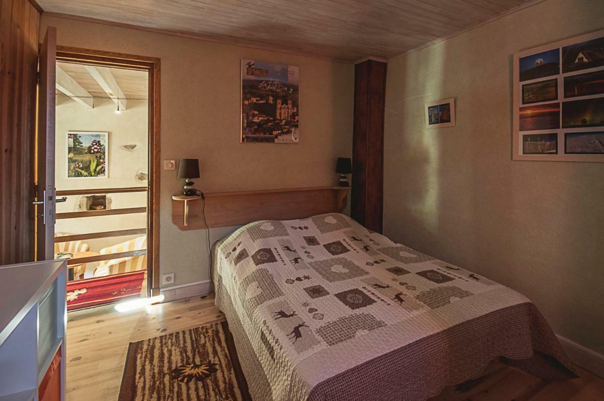 Gite " Oree Des Bois" Vertolaye Bagian luar foto