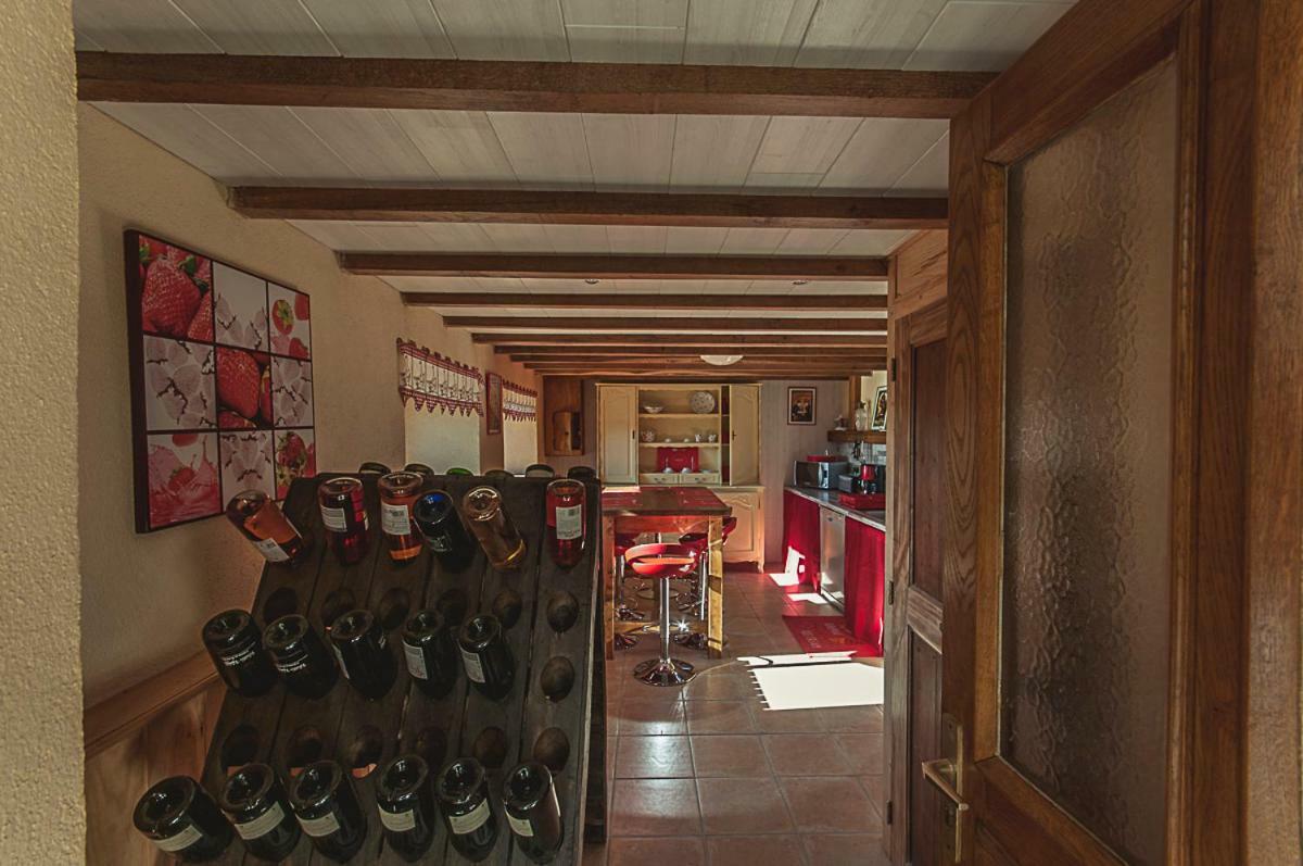 Gite " Oree Des Bois" Vertolaye Bagian luar foto